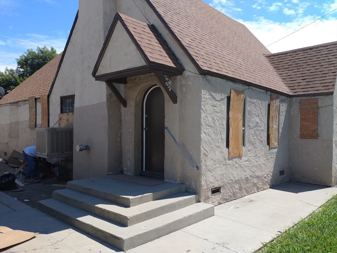 Primary Photo - 1075 N F St