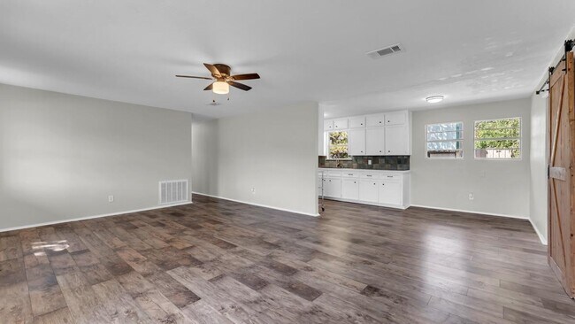 Building Photo - 206 5th St