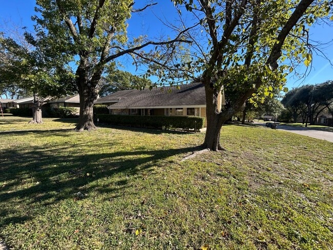 Building Photo - 950 Magnolia Ln