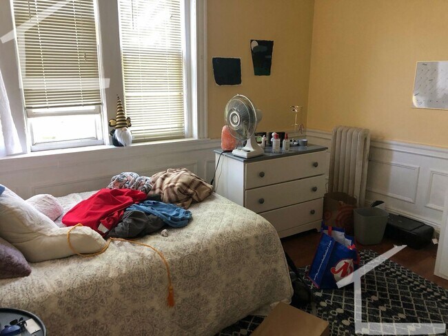 Foto del edificio - 4bed-1.5bath Egmont St. Apartment with Heat/Hot Water Included!