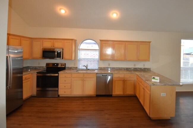 Building Photo - 10633 Fossil Hill Dr