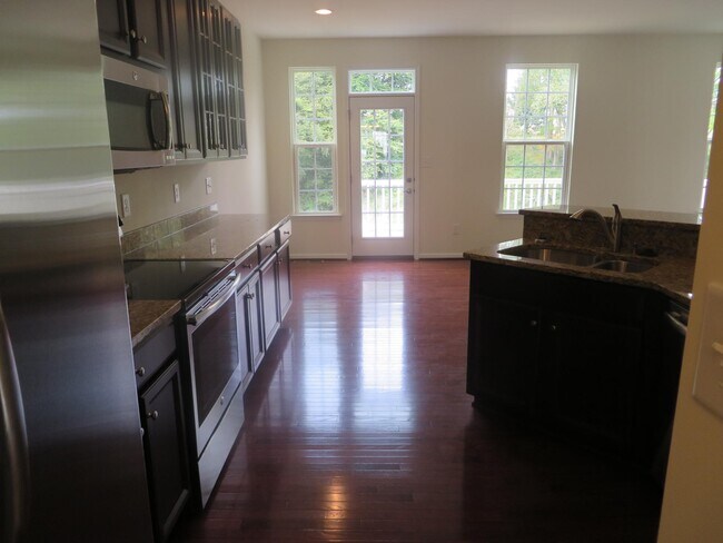 Cocina y área para comer - 1280 Madison Ln
