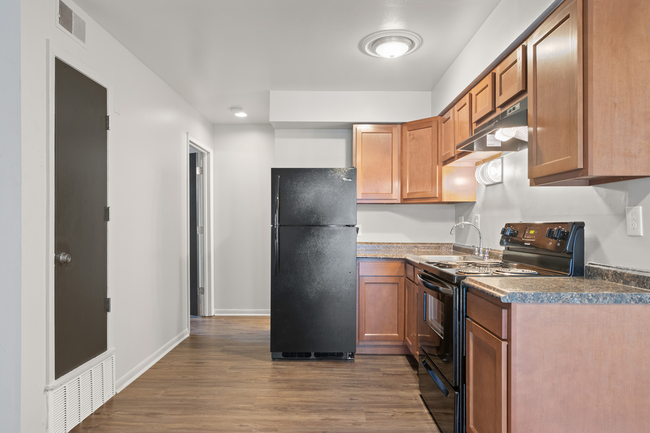 All 1 Bedroom Floor Plans feature neutral interiors, hardwood and carpet flooring, walk-in closets, window coverings, heat/air conditioning and are cable-ready. Upgraded finishes and washer/dryers available in select units. - The Commons at Water's Edge