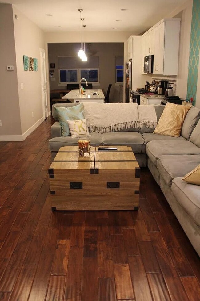 Foto del edificio - Sleek 3 Bedroom House in Sunnyside!! 6-8 m...