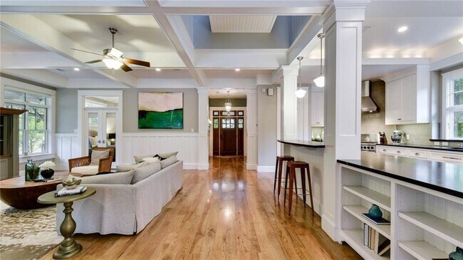Building Photo - 2105 Meadowbrook Dr