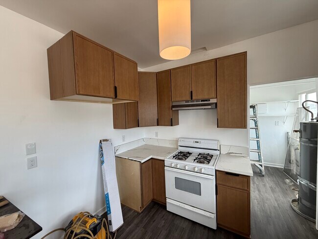 Building Photo - 212 1/2 W 57th St