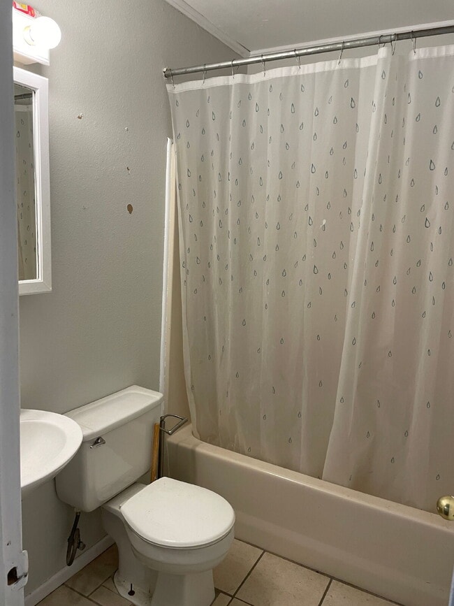 Building Photo - 2 Bedroom in Tech Terrace!