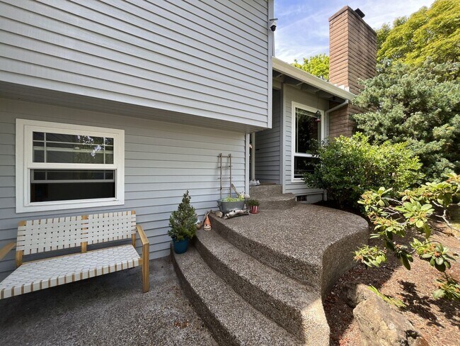 Foto del edificio - Bright and Open 4 Bedroom Cedar Mill Home with Vaulted Ceilings, Skylights & Multiple Living Areas