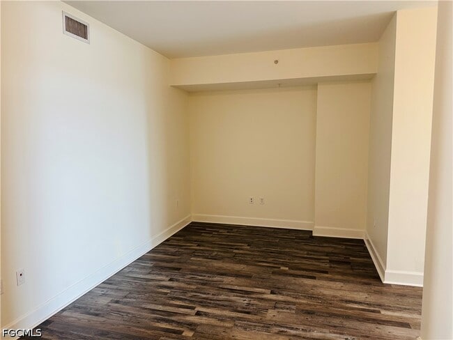 Foto del edificio - 3000 Oasis Grand Blvd