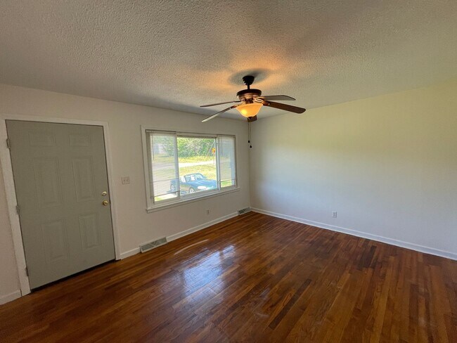 Foto del edificio - Freshly painted 3 bedroom 1.5 bath house with very large yard!  Pet Friendly!