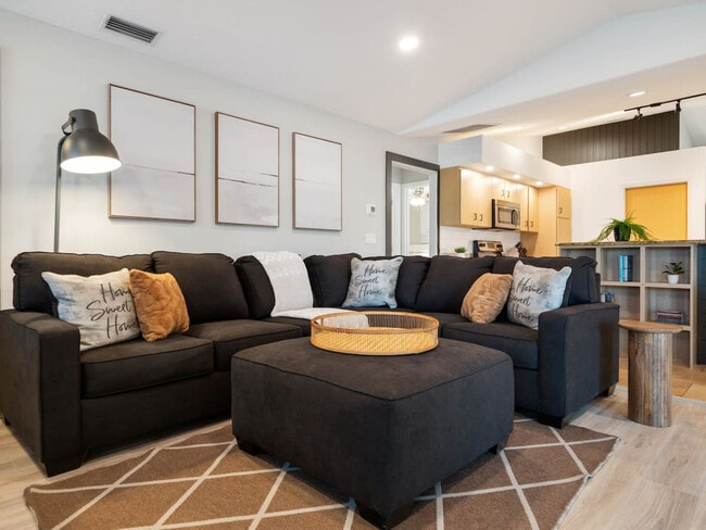 Building Photo - 6 Clinton Ct N