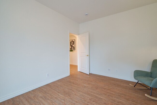 Foto del edificio - 2 WEEKS OFF SPECIAL..BEAUTIFUL 4 BED 3 BATH UNIT!!!!!