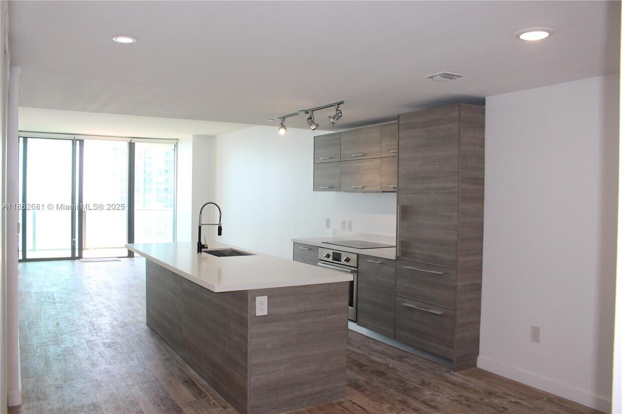 Foto principal - 650 NE 32nd St