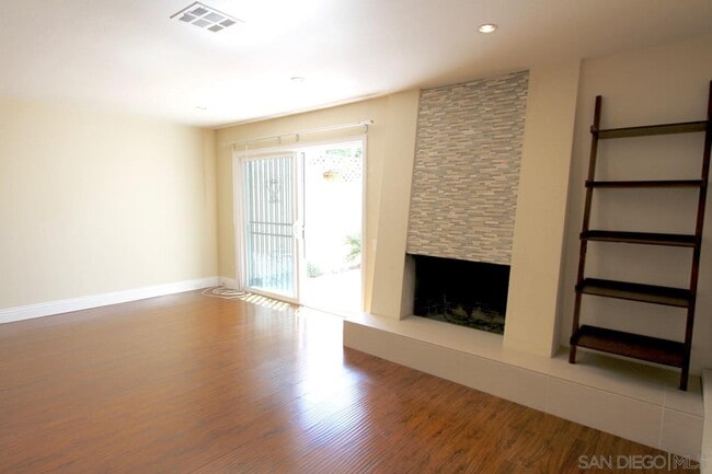 Building Photo - 4224 Loma Riviera Ln