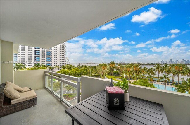 Building Photo - 1500 Bay Rd