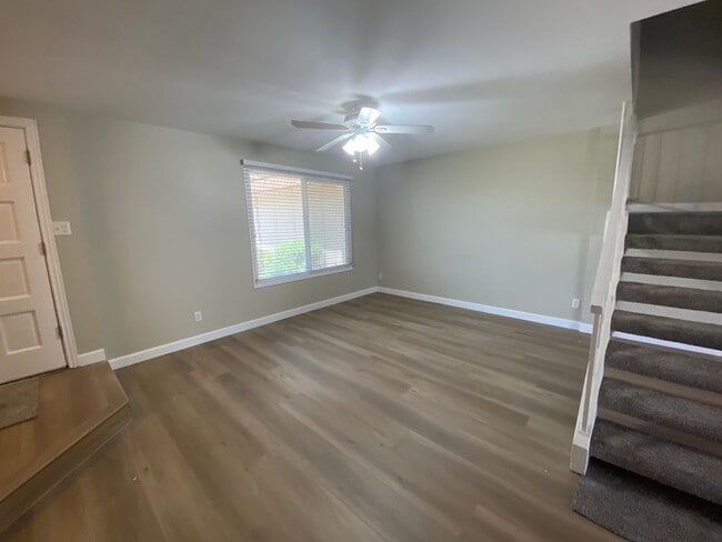 Building Photo - Inviting 3-Bed, 2.5-Bath Townhome: Newly U...