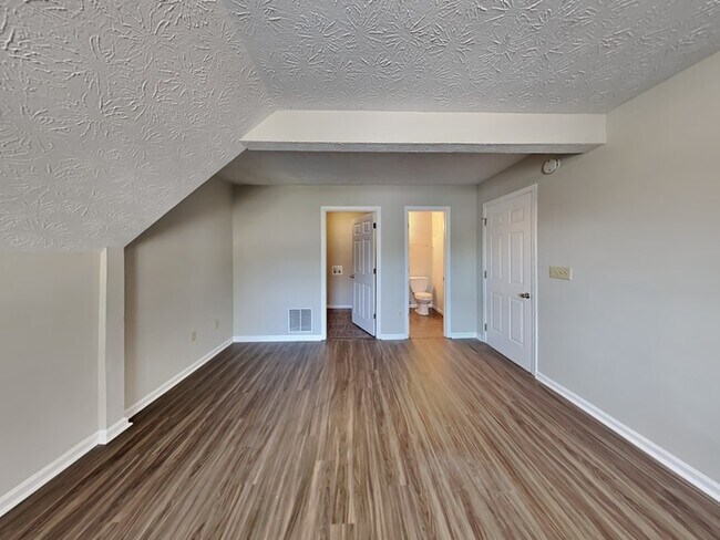 Building Photo - $1,645 rent credit! Cozy Home located in L...