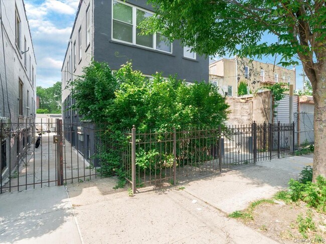 Foto del edificio - 910 E 226th St
