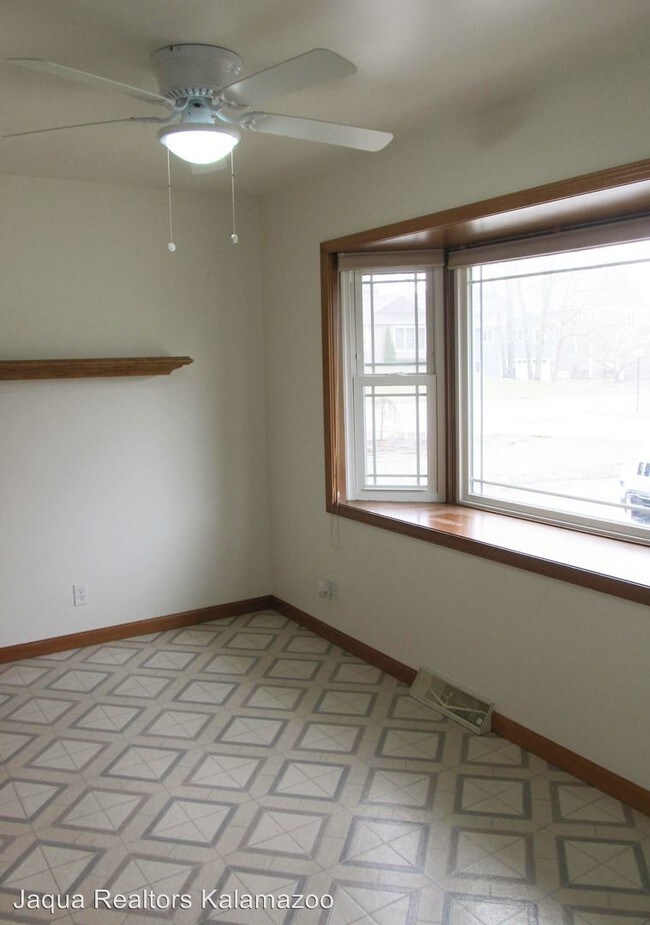 Building Photo - 479 Treasure Island Dr