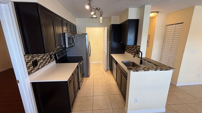 Building Photo - Upgraded, First Floor 2BD/2BA Condo in Tra...
