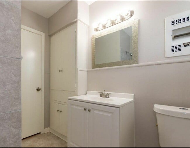 Building Photo - 3633 Bowling Ln