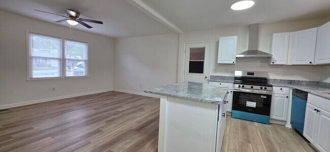 Foto del edificio - Beautifully Renovated 4BD/1BA Home w/ Finished Basement in Hickory!