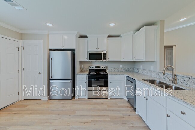 Building Photo - 825 Pine Tree Rd