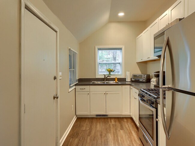 Foto del edificio - Quaint Home in Heart of Midtown