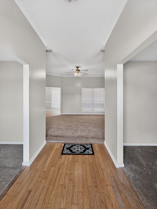 Foto del edificio - RATE DROP ALERT (was $2200/month) and MOVE-IN SPECIAL: 1st FULL MONTH'S RENT FREE*