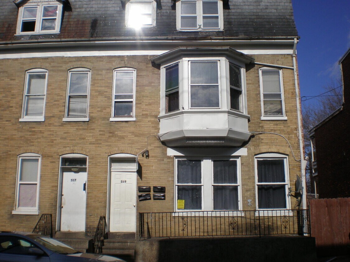 Primary Photo - 3rd Floor 1 Bedroom Apartment-East End of ...