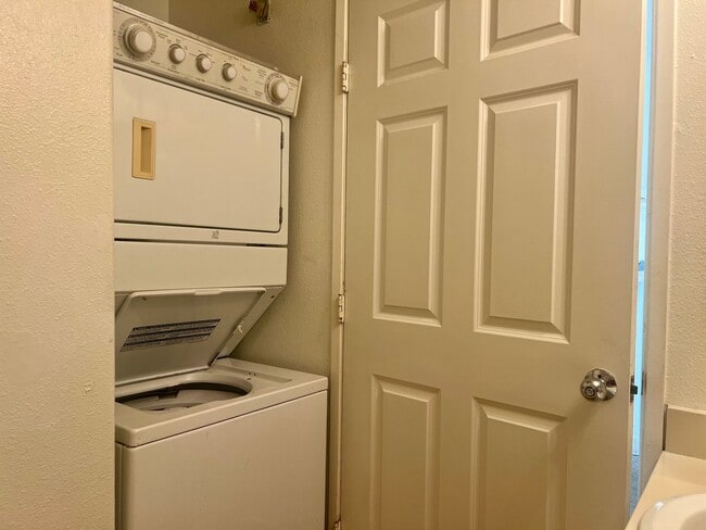 Building Photo - 2 Bedroom 1.5 Bathroom unfurnished bottom floor Condo