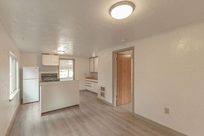 Foto del edificio - 1BD, 1BA Cottage coming available soon in Drain!