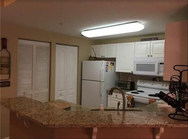 Building Photo - 5080 Fairways Cir