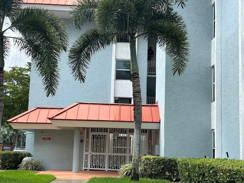 Foto principal - 605 S Pine Island Rd