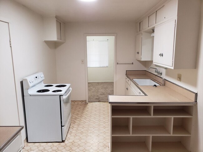 Foto del edificio - 4 bedroom 2 bath home with large fenced ba...