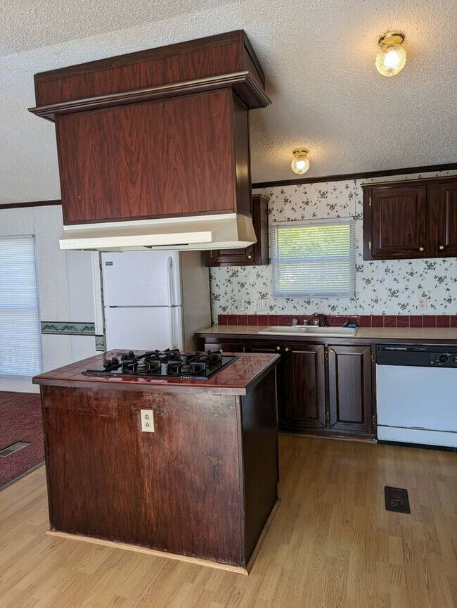 Building Photo - 3/2 Manufactured Home Open Floor plan, lar...