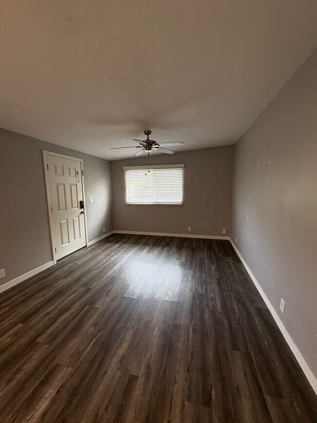 Foto del edificio - 4477 Hilltop Dr