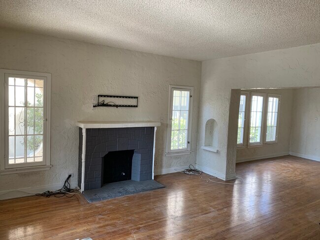 Building Photo - 1032 S Cloverdale Ave