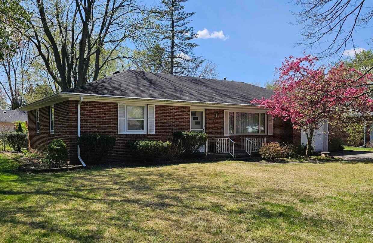 Building Photo - Three Bedroom One Bath Brick Ranch