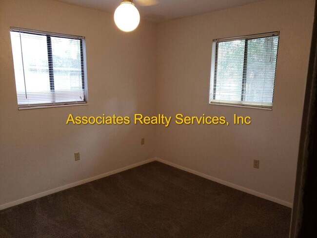 Building Photo - Renovated 2 bedroom with Office home in Springtree!