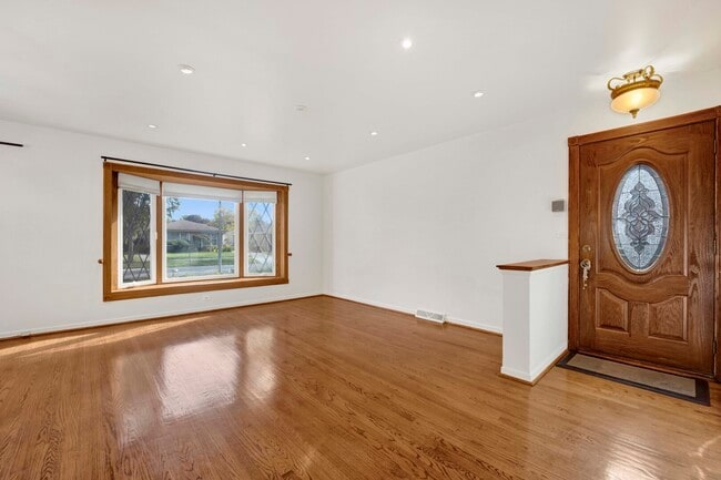 Building Photo - 9410 Lawler Ave