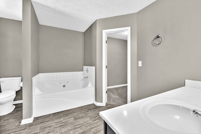 Building Photo - 732 Shadow Lake Dr