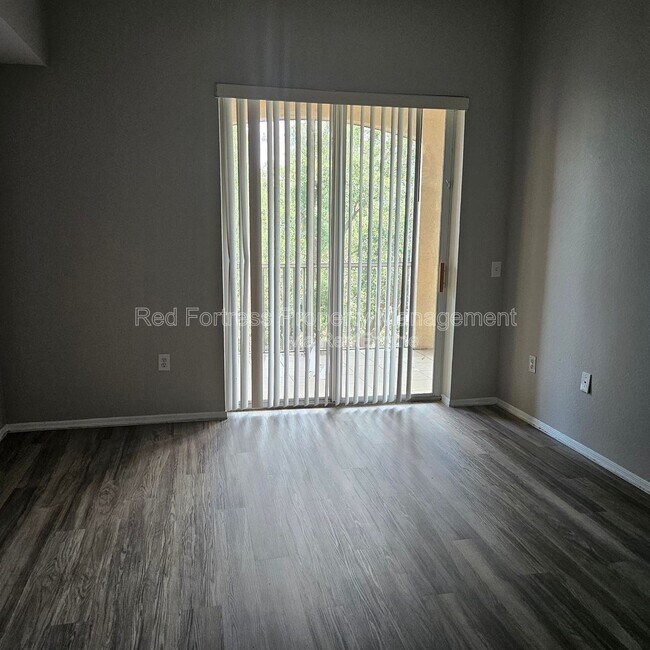 Foto del edificio - 9005 Colby Dr