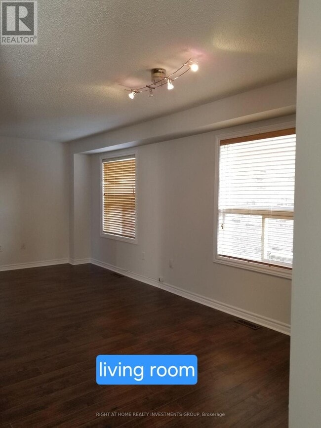 Photo du bâtiment - 38 Lang Dr