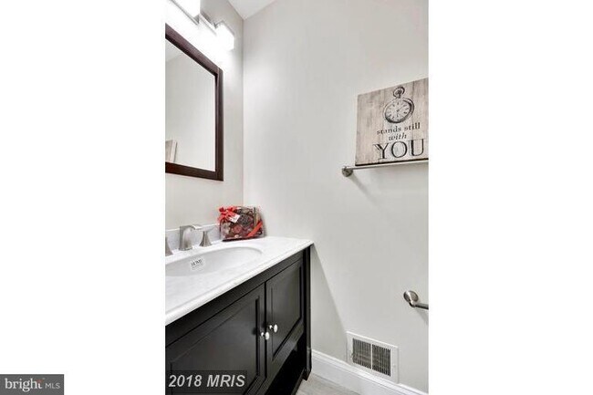 Foto del edificio - 2050 Forest Hill Ln