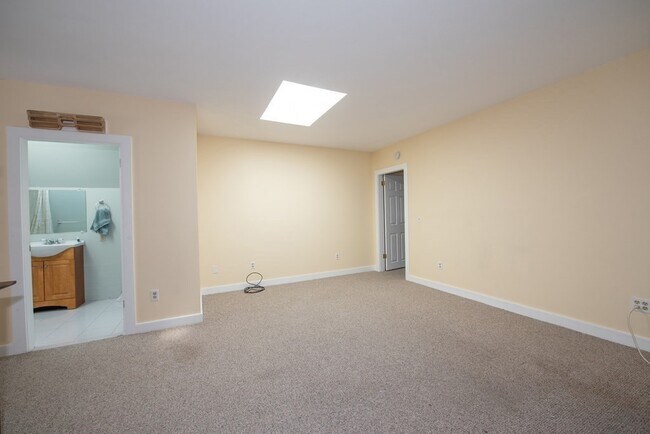 Building Photo - 58 Hollis St