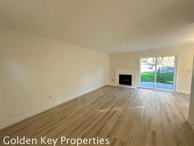 Building Photo - Spacious remodeled townhome in The Cape at...