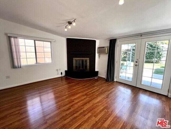 Building Photo - 364 N San Vicente Blvd