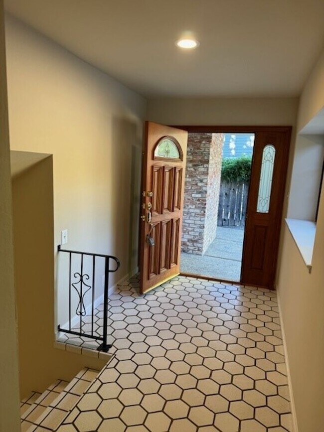 Building Photo - Beautiful home located in the hills of Red...