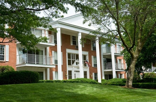 Building Photo - Versailles on the Lakes Schaumburg